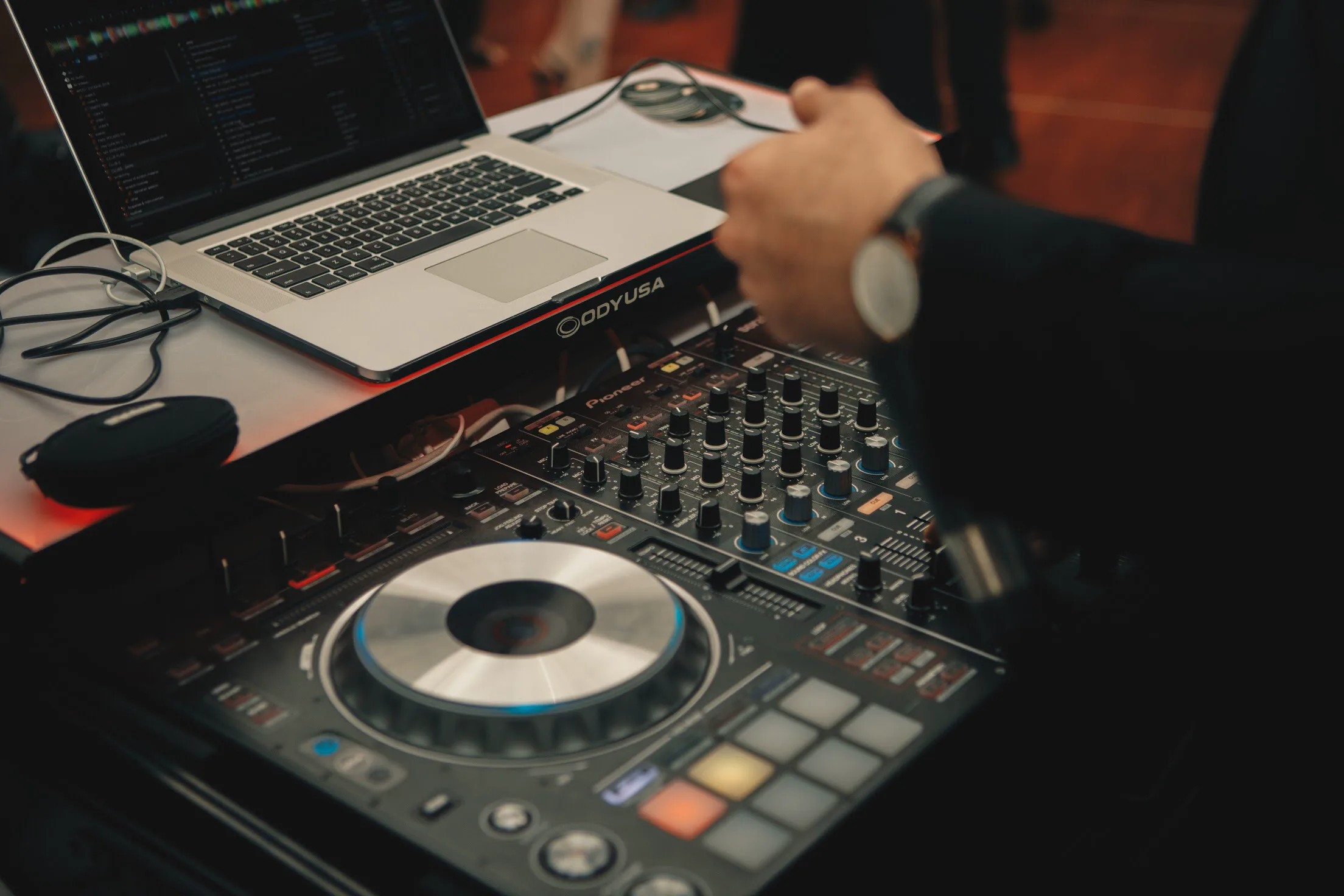Platines et mixeur installés lors d'un événement